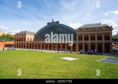 Madrid, Spanien, September 2022. Außenansicht des Bahnhofs Atocha im Stadtzentrum Stockfoto