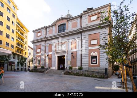 Madrid, Spanien, September 2022. Außenansicht der Königlichen Kirche des Heiligen Jakobus und des Heiligen Johannes des Täufers im Stadtzentrum Stockfoto