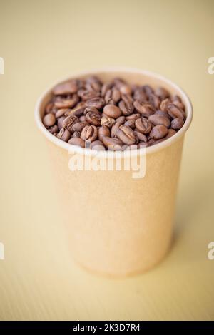 Nahaufnahme von frisch gerösteten Kaffeebohnen in einer Tasse. Stockfoto