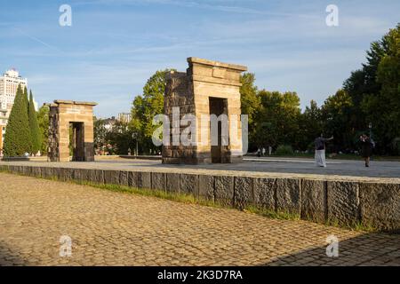 Madrid, Spanien, September 2022. Panoramablick auf den ägyptischen Tempel von Debod im Stadtzentrum Stockfoto