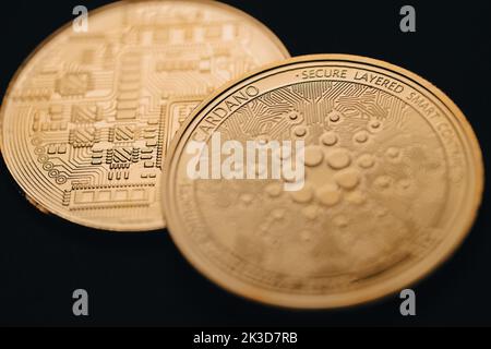 Nahaufnahme einer goldenen digitalen Kryptowährung Cardano (ADA). Stockfoto