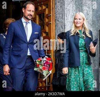 Oslo 20220926.Kronprinz Haakon und Kronprinzessin Mette-Marit verlassen am Montag die Eröffnung der Oslo Innovation Week 2022 im Rathaus von Oslo. Foto: Lise Aaserud / NTB Stockfoto