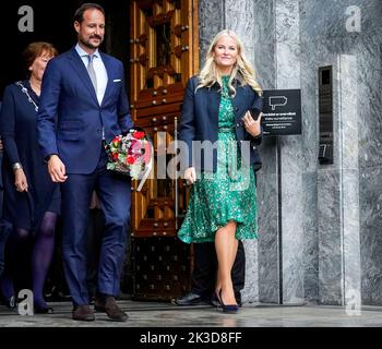 Oslo 20220926.Kronprinz Haakon und Kronprinzessin Mette-Marit verlassen am Montag die Eröffnung der Oslo Innovation Week 2022 im Rathaus von Oslo. Foto: Lise Aaserud / NTB Stockfoto