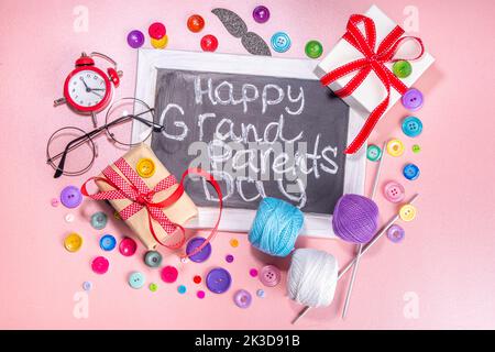 Happy Großeltern Tag Grußkarte Hintergrund. Feier des Tages der Oma und des Opa, mit Geschenkschachteln, Strickfäden, Knöpfen, Gläsern, Dekor-Oberteil Stockfoto