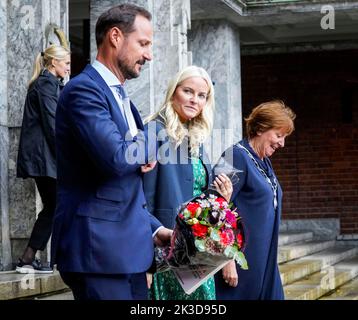 Oslo 20220926.Kronprinz Haakon und Kronprinzessin Mette-Marit verlassen am Montag die Eröffnung der Oslo Innovation Week 2022 im Rathaus von Oslo. Rechts: Bürgermeisterin Marianne Borgen. Foto: Lise Aaserud / NTB Stockfoto