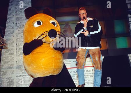 Stefan Raab, deutscher TV und Musikproduzent, Musiker, Moderator, Sänger, Komponist und Entertainer, Here sing er to 25. Geburtstag für die Sendung mit der Maus das Lied: Hier kommt die Maus, Deutschland, 1996. Stefan Raab, deutscher TV- und Musikproduzent, Moderator, Komiker, Singer-Songwriter, Komponist und Entertainer, Portrait, hier singt er das Lied: Hier komt die Maus zum 25.. Jahrestag der Sendung mit der Maus, Deutschland, 1996. Stockfoto