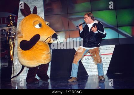 Stefan Raab, deutscher TV und Musikproduzent, Musiker, Moderator, Sänger, Komponist und Entertainer, Here sing er to 25. Geburtstag für die Sendung mit der Maus das Lied: Hier kommt die Maus, Deutschland, 1996. Stefan Raab, deutscher TV- und Musikproduzent, Moderator, Komiker, Singer-Songwriter, Komponist und Entertainer, Portrait, hier singt er das Lied: Hier komt die Maus zum 25.. Jahrestag der Sendung mit der Maus, Deutschland, 1996. Stockfoto