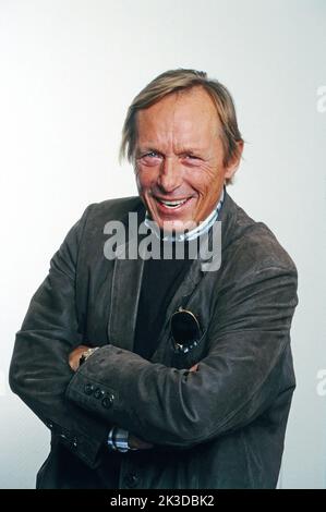 Claus Theo Gärtner, deutscher Schauspieler, TV-Serien-Star, bekannt als Privatdetektiv Matula in der ZDF Krimi-Serie: Ein Fall für zwei, Portrait, Deutschland, Jahr 2000. Claus Theo Gaertner, deutscher Schauspieler, bekannt in der Rolle des Privatdetektivs Matula in der TV-Krimiserie: Ein Fall für zwei, Portrait, Deutschland, Jahr 2000. Stockfoto