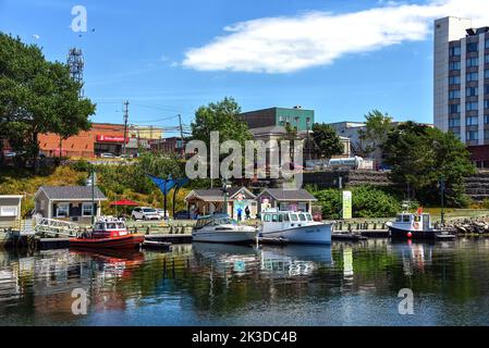 Sydney, Kanada - 2. August 2022: Blick auf den Hafen von Sydney und die Promenade, im Hafen von Sydney, in Cape Breton Nova Scotia. Stockfoto