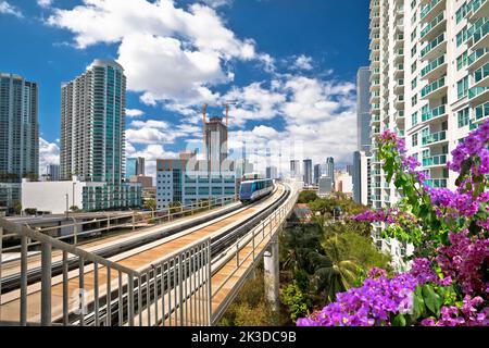 Die Skyline von Miami und der futuristische Mover Train bieten einen farbenfrohen Blick auf den Bundesstaat Florida, die Vereinigten Staaten von Amerika Stockfoto