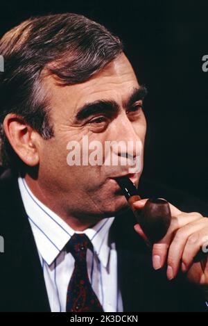 Theo Waigel, deutscher Politiker, ehemals Bundesminister der Finanzen, hier in einer RTL Talkshow, Deutschland, 1989. Theo Waigel, deutscher Politiker, ehemals Bundesfinanzminister, hier in einer TV-Talkshow, Deutschland, 1989. Stockfoto