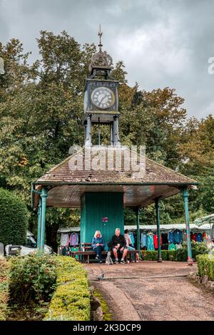 Unter dem Uhrenturm, Hall Leys Park, Matlock, Derbyshire, Großbritannien Stockfoto