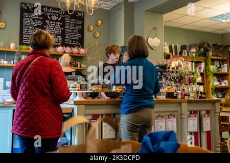 Tee, Kaffee und Kuchen in einem Café in Matlock, Derbyshire, Großbritannien Stockfoto