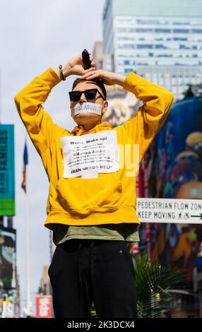 25. September 2022, New York City, New York, USA: Ein Mann am Times Square rasiert sich den Kopf in einer Hommage an Mahsa Amini, der in Polizeigewahrsam starb, nachdem sie verhaftet wurde, weil sie ihren Hijab im Iran in Teheran nicht richtig trug. (Bild: © Steve Sanchez/Pacific Press via ZUMA Press Wire) Stockfoto