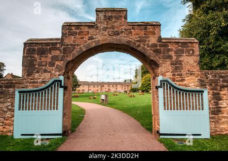 Großer Eintritt. Tore, die zum Stableyard, Hardwick Hall, National Trust, Derbyshire, Großbritannien, führen Stockfoto