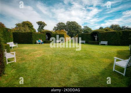 Paar im Garten. Gartensitze im formellen Garten in der Hardwick Hall, National Trust, Derbyshire, Großbritannien Stockfoto