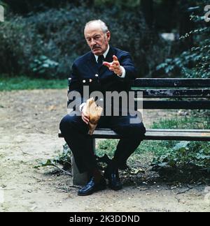 Abendlicht, Fernsehfilm, Österreich, 1979, Filmhandlung: Zwei gleiche alte Menschen in Wien bringen gemeinsam eine glückliche Zeit, Szene Parkbank: Guido Wieland als Rentner Otto. Abendlicht, TV-Film, Österreich, 1979, Story: Zwei einsame alte Menschen in Wien verbringen eine glückliche Zeit zusammen, Bankenszene: Guido Wieland als Rentner Otto Stockfoto