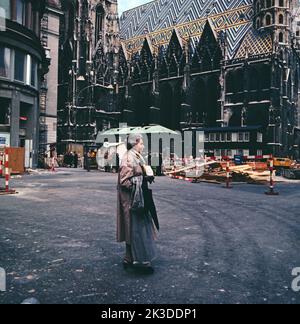 Abendlicht, Fernsehfilm, Österreich, 1979, Filmhandlung: Zwei gleiche alte Menschen in Wien bringen gemeinsam eine glückliche Zeit, Szene am Stephansdom: Käthe Gold. Abendlicht, TV-Film, Österreich, 1979, Story: Zwei einsame alte Menschen in Wien verbringen eine glückliche Zeit zusammen, Szene am Stephansdom: Kaethe Gold Stockfoto