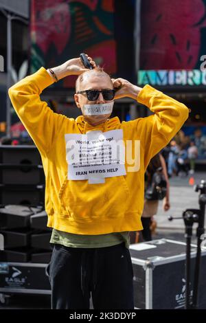 25. September 2022, New York City, New York, USA: Ein Mann am Times Square rasiert sich den Kopf in einer Hommage an Mahsa Amini, der in Polizeigewahrsam starb, nachdem sie verhaftet wurde, weil sie ihren Hijab im Iran in Teheran nicht richtig trug. (Bild: © Steve Sanchez/Pacific Press via ZUMA Press Wire) Stockfoto