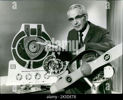 Unser Modellbaukasten. Bastelsendung mit Friedrich Karl Ries. Friedrich Karl Ries spricht über den Wankelmotor. Stockfoto