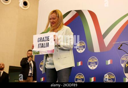 Rom, Italien. 26. September 2022. Giorgia Meloni freut sich, nachdem Umfragen Fratelli d'Italia als die am meisten gewählte italienische Partei, Rom, Italien, am 26 2022. September, ratifiziert haben. (Foto: Elisa Gestri/Sipa USA) Quelle: SIPA USA/Alamy Live News Stockfoto