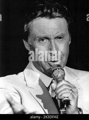 Österreichischer Sänger, Schauspieler, Pianist, Parodist und Entertainer Peter Alexander Ferdinand Maximilian Neumayer auf der Bühne, 1980er Jahre - Fotobuch Band 1 von 2012: Promi- Porträts fotografiert von Hartwig 'Valdi' Valdmanis Stockfoto