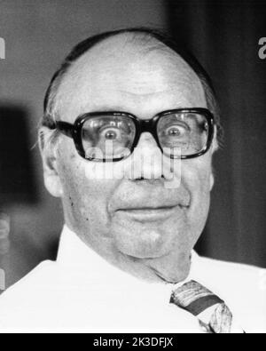 Heinz Erhardt, deutscher Komiker, Musiker und Schauspieler, 1970er Jahre - Fotobuch Band 1 von 2012: Promi- Porträts fotografiert von Hartwig 'Valdi' Valdmanis Stockfoto