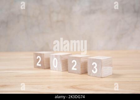 2023 frohes neues Jahr auf Holzblock auf Holztisch und Hintergrund. Neujahr Konzept. Stockfoto