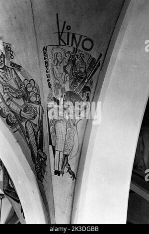 Fresken von Ernst Jansen-Winkeln in der Kirche Sankt Stephanus in Sistig bei Kall in der Eifel, 1952 - weltliche Vergnügen auf Fresken im Kreuzrippengewölbe in Sankt Brigida. Fresko von Ernst Jansen-Winkeln in der St. Stephan-Kirche in Sistig bei Kall, Eifel, 1952 - weltliche Pleausuren auf Freskenbildern im Rippengewölbe der St. Brigida. Stockfoto