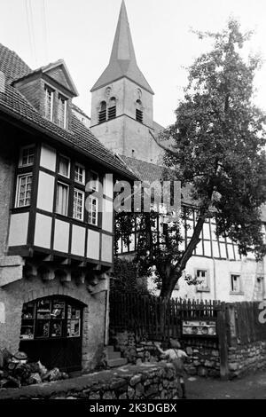 Blick auf die Kirche des Heiligen Matthias in Blankenheim in der Eifel, 1952. Ansicht des Matthäus in Blankenheim, Eifel, 1952. Stockfoto