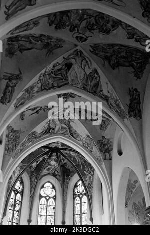 Fresken von Ernst Jansen-Winkeln in der Kirche Sankt Stephanus in Sistig bei Kall in der Eifel, 1952 - Fresken im Kreuzrippengewölbe in Sankt Brigida. Fresko von Ernst Jansen-Winkeln in der St.-Stephans-Kirche in Sistig bei Kall, Eifel, 1952 - Fresko im Rippengewölbe der St. Brigida. Stockfoto