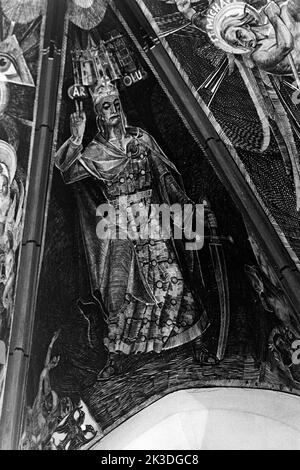 Fresken von Ernst Jansen-Winkeln in der Kirche Sankt Stephanus in Sistig bei Kall in der Eifel, 1952 - Fresko Karls des Großen. Fresko von Ernst Jansen-Winkeln in der St.-Stephans-Kirche in Sistig bei Kall, Eifel, 1952 - Fresko von Karl dem Großen. Stockfoto