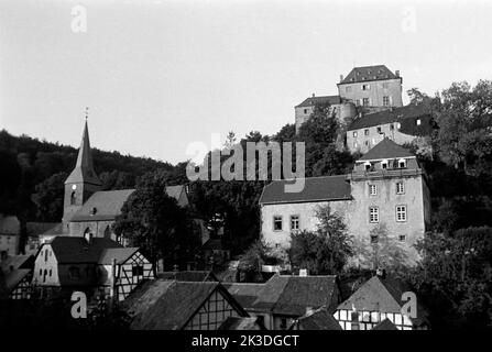 Blick auf Blankenheim in der Eifel mit Burg und Matthiaskirche, 1952. Blick auf Blankenheim, Eifel, mit seinem Schloss und Matthäus, 1952. Stockfoto