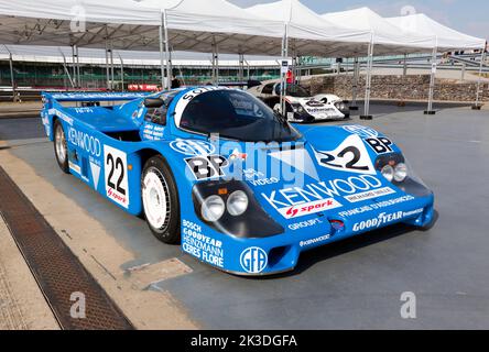 Ein 1983, Porsche 956 in Kenwood-Lackierung, in einer Sonderdarstellung anlässlich des 40-jährigen Bestehens der Gruppe C auf der Silverstone Classic 2022 Stockfoto