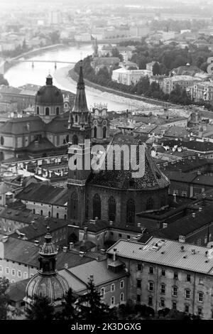 Blick vom Festungsberg über die Altstadt von Salzburg, um 1960. Blick über die Salzburger Altstadt vom Festungsberg aus, um 1960. Stockfoto