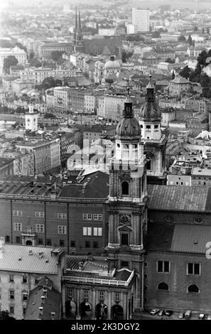 Blick vom Festungsberg über die Altstadt von Salzburg, um 1960. Blick über die Salzburger Altstadt vom Festungsberg aus, um 1960. Stockfoto