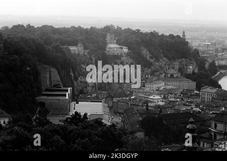 Blick vom Festungsberg über die Altstadt von Salzburg und den Mönchsberg, um 1960. Blick über die Salzburger Altstadt und den Mönchseberg vom Festungsberg aus, um 1960. Stockfoto