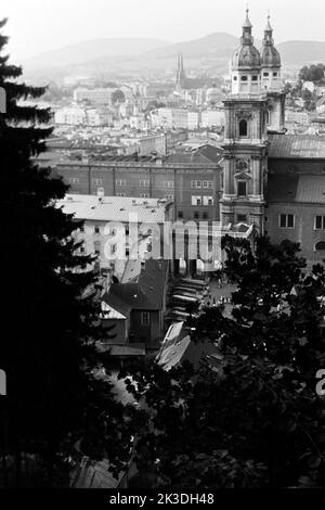 Blick vom Festungsberg über die Altstadt von Salzburg, um 1960. Blick über die Salzburger Altstadt vom Festungsberg aus, um 1960. Stockfoto