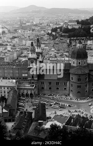 Blick vom Festungsberg über die Altstadt von Salzburg, um 1960. Blick über die Salzburger Altstadt vom Festungsberg aus, um 1960. Stockfoto