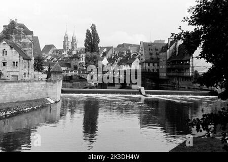 Vermutlich Ludwigsbrücke mit Blick auf den Dom Sankt Kilian, um 1960. Wahrscheinlich Ludwig-Brücke mit Blick auf den St. Kilian-Dom, um 1960. Stockfoto