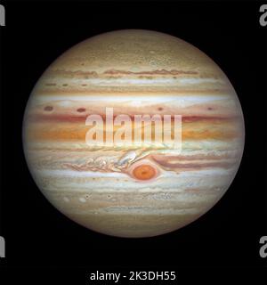 Baltimore, Usa. 26. September 2022. Der Gasriese Jupiter zeigt den Großen Roten Fleck, einen Sturm von der Größe der Erde, der seit Hunderten von Jahren wütet, aufgenommen vom Hubble-Weltraumteleskop am 11. November 2021. Jupiter wird in den letzten 59 Jahren der Erde am nächsten sein und am 26. September 2022 für das Auge sichtbar sein. Quelle: Planetpix/Alamy Live News Stockfoto