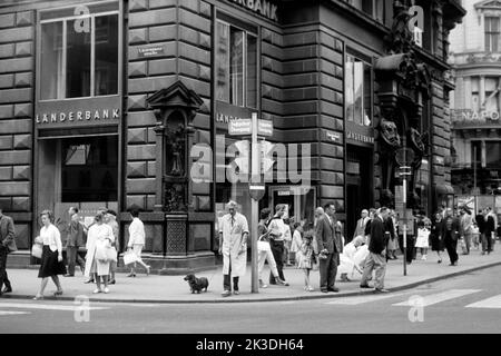 Stock-im-Eisen am Palais Equitable in Wien, Kärntner Straße, Österreich, um 1962. Stock-im-Eisen, auch bekannt als Mitarbeiter aus Eisen, an der Ecke des Palais Equitable-Gebäudes in der Kärntner Straße in Wien, Österreich, um 1962. Stockfoto