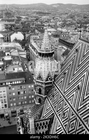 Blick auf das Dach vom Stephansdom, vermutlich von seinem Turm aus, Wien, Österreich, um 1962. Blick auf das Dach des Stephansdoms, vermutlich vom Glockenturm, Wien, Österreich, um 1962. Stockfoto