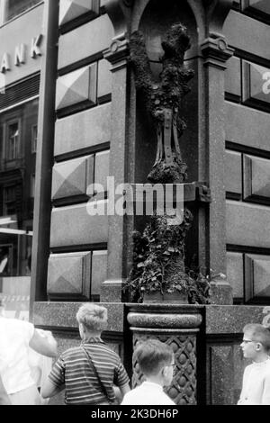 Stock-im-Eisen am Palais Equitable in Wien, Kärntner Straße, Österreich, um 1962. Stock-im-Eisen, auch bekannt als Mitarbeiter aus Eisen, an der Ecke des Palais Equitable-Gebäudes in der Kärntner Straße in Wien, Österreich, um 1962. Stockfoto