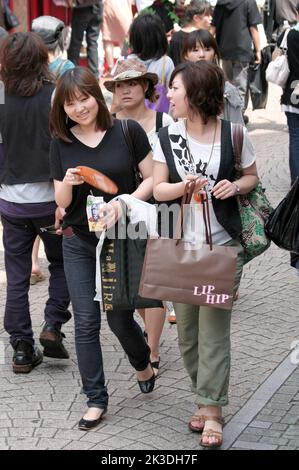 TOKIO, JAPAN, 05. JULI: Unbekannte Mädchen, die Spaß in der Harajuku Street haben. Juli 05,2008 in Tokio, Japan Stockfoto