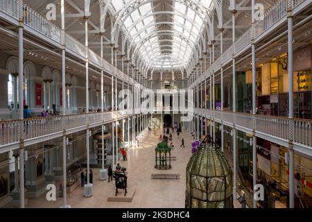 Zentrale Halle des Museum of Scotland in Edinburgh, Schottland Stockfoto