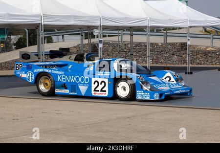 Ein 1983, Porsche 956 in Kenwood-Lackierung, in einer Sonderdarstellung anlässlich des 40-jährigen Bestehens der Gruppe C auf der Silverstone Classic 2022 Stockfoto