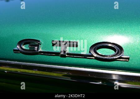 Die Chrom-Autologos und -Embleme auf der Autoausstellung in Holiday Camplands Stockfoto