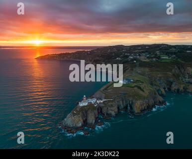 Der Sonnenuntergang im Westen von einer Luftaufnahme des Baily Lighthouse nahm vom Howth Summit ab Stockfoto