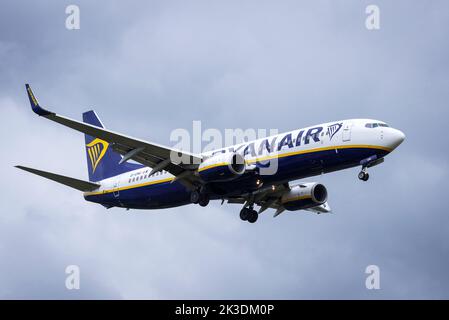 Ryanair Boeing 737-8AS landet am Flughafen Manchester. Stockfoto